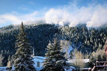 Отель The Lodge At Red River