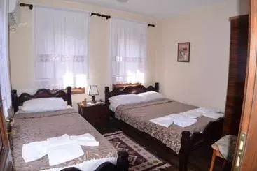 ペンション Pjetri House