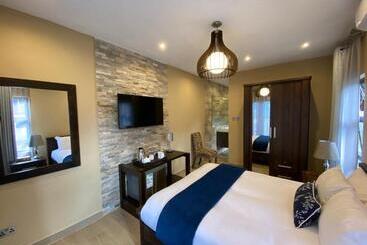 پانسیون Jacaranda