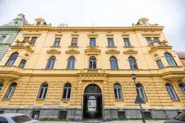 ペンション 4flats