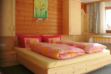 هتل Ferienwohnungen Reinalter