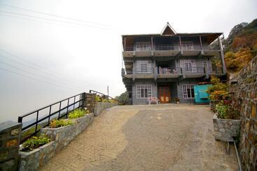 אתר נופש Ashoka Naini Chalet