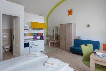 Apartahotel Amber Gardenview Studios Downtown