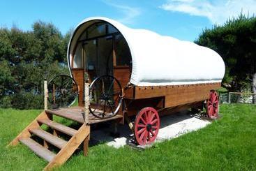 בית מלון כפרי Wacky Stays   Unique Farm Stay Glamping Rentals, Free Animal Feeding Tours
