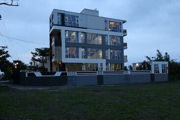 Li Chu Art Paternity B&b