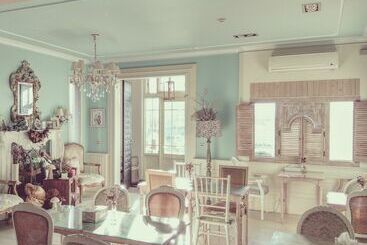 تختخواب و صبحانه Live For You