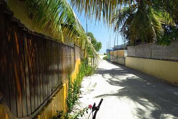 تختخواب و صبحانه The Sunrise Huraa