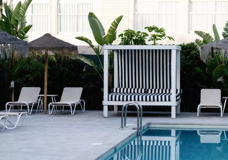 Отель Almirante