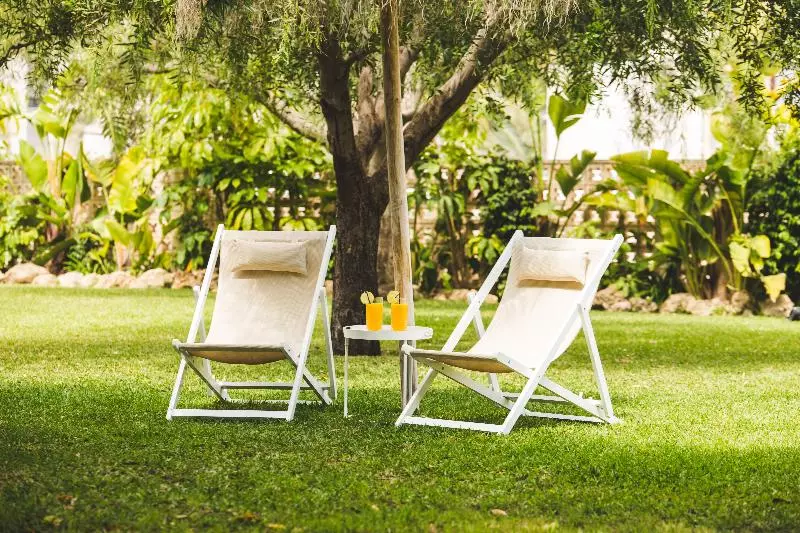 Отель Almirante