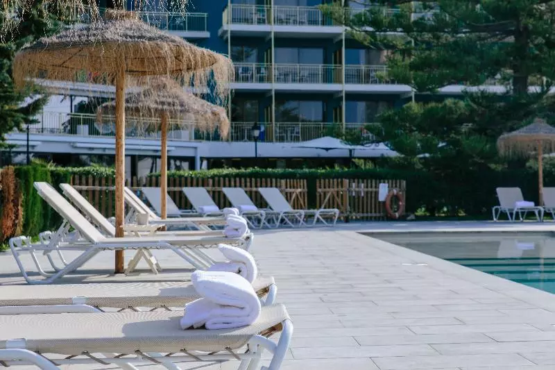 Отель Almirante