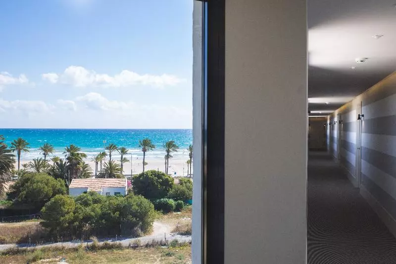 Отель Almirante