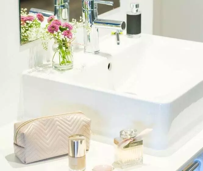 Отель Illot Suites