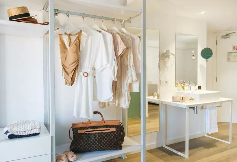 Отель Illot Suites