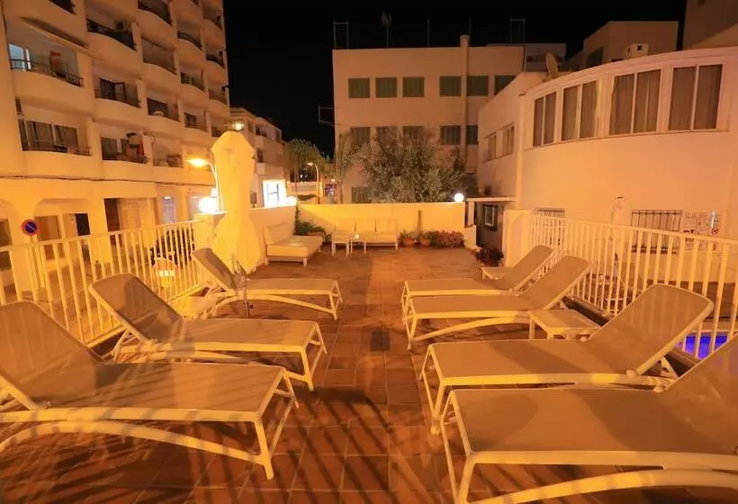 ホテル Es Mitjorn