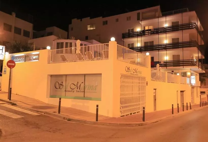 ホテル Es Mitjorn