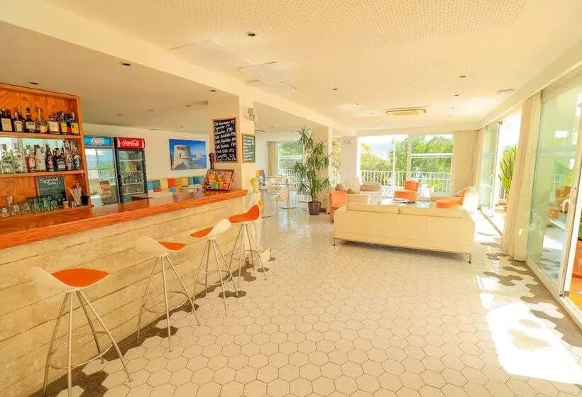 ホテル Es Mitjorn