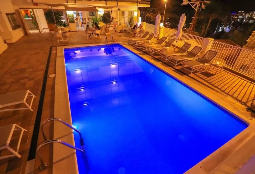 ホテル Es Mitjorn