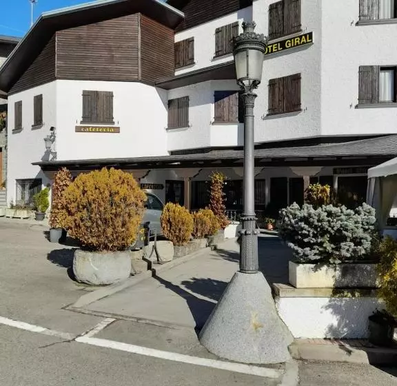 Отель Giral