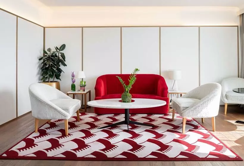 Отель NH Collection Madrid Eurobuilding