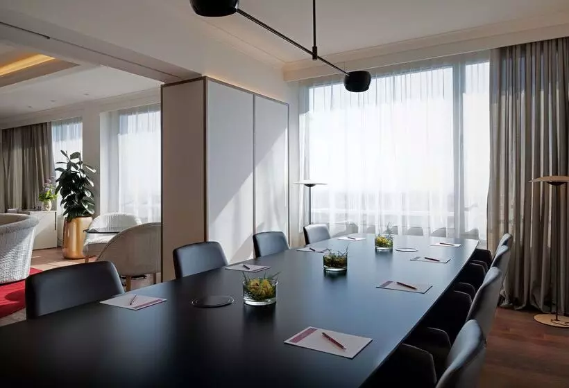 Отель NH Collection Madrid Eurobuilding