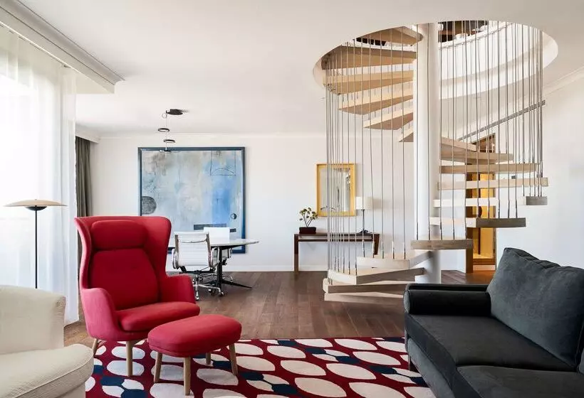 Отель NH Collection Madrid Eurobuilding