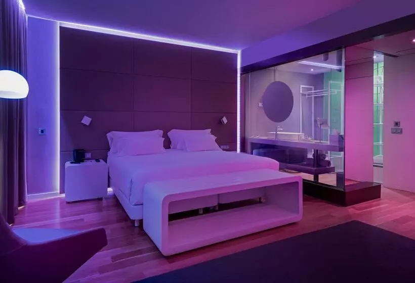 Отель NH Collection Madrid Eurobuilding