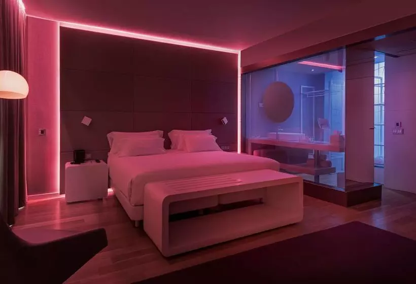 Отель NH Collection Madrid Eurobuilding