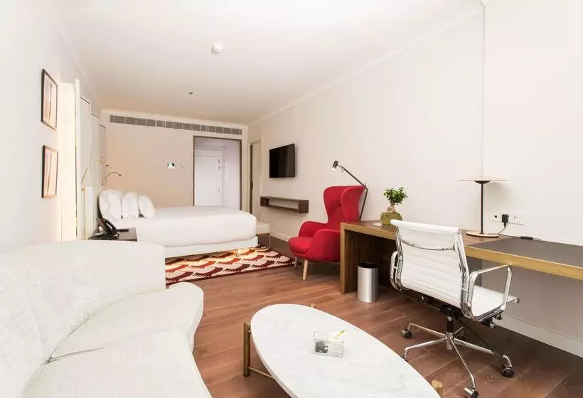 Отель NH Collection Madrid Eurobuilding