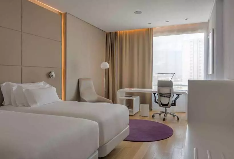 Отель NH Collection Madrid Eurobuilding