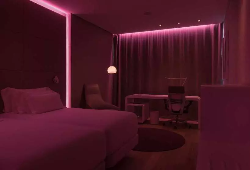 Отель NH Collection Madrid Eurobuilding