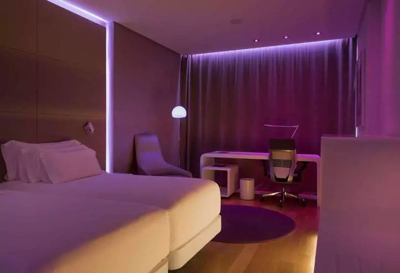 Отель NH Collection Madrid Eurobuilding