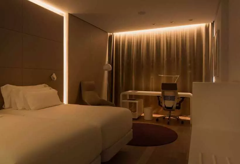 Отель NH Collection Madrid Eurobuilding