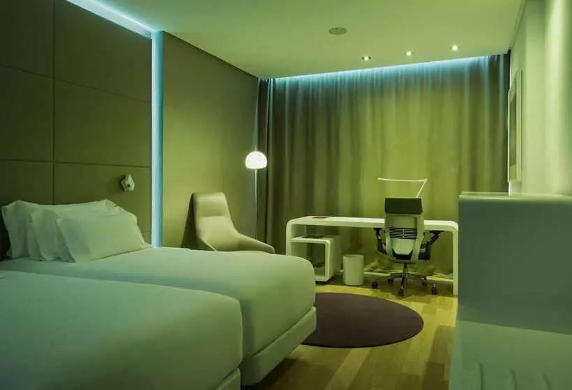 Отель NH Collection Madrid Eurobuilding