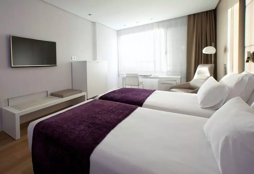 Отель NH Collection Madrid Eurobuilding
