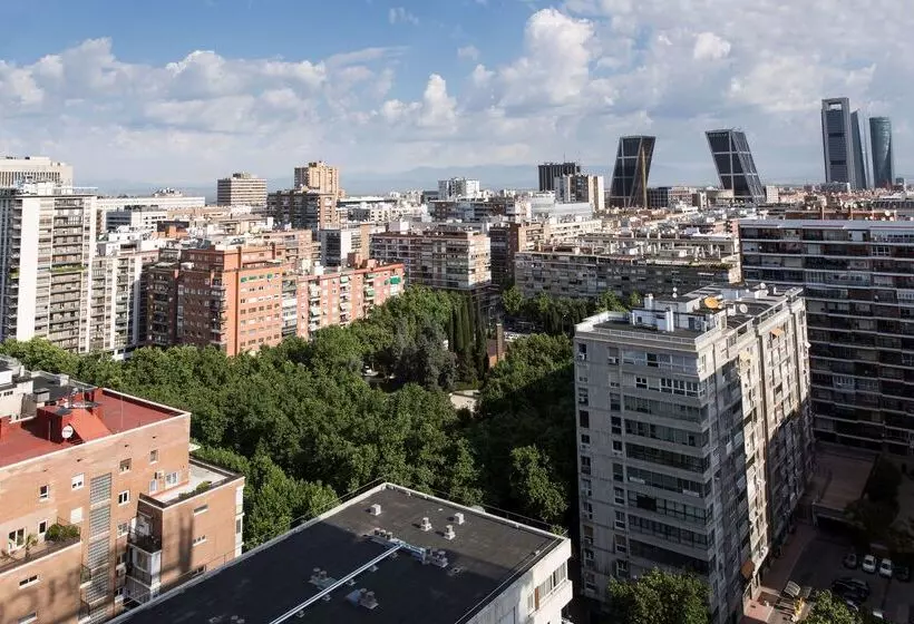 Отель NH Collection Madrid Eurobuilding