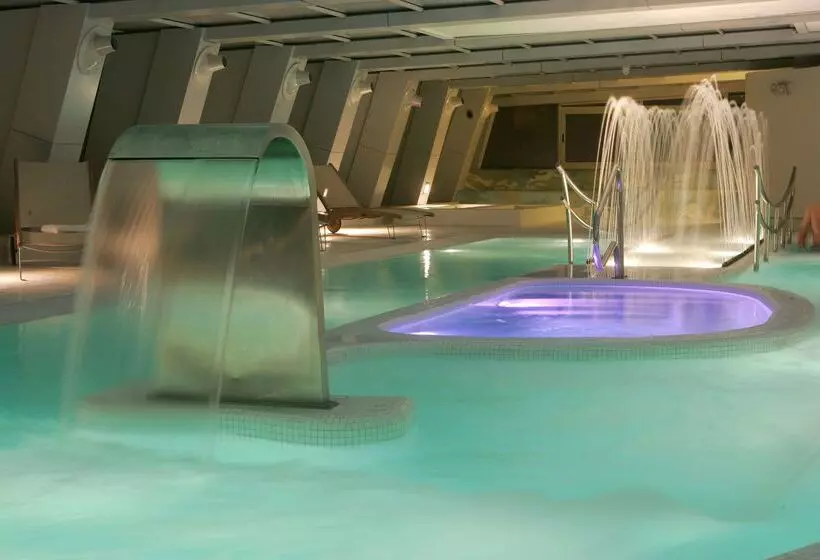 Отель NH Collection Madrid Eurobuilding