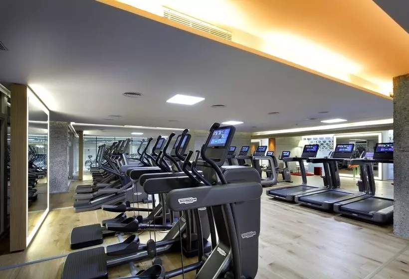 Отель NH Collection Madrid Eurobuilding