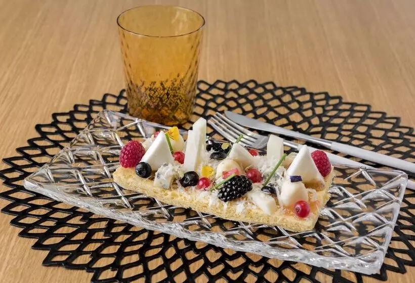 Отель NH Collection Madrid Eurobuilding