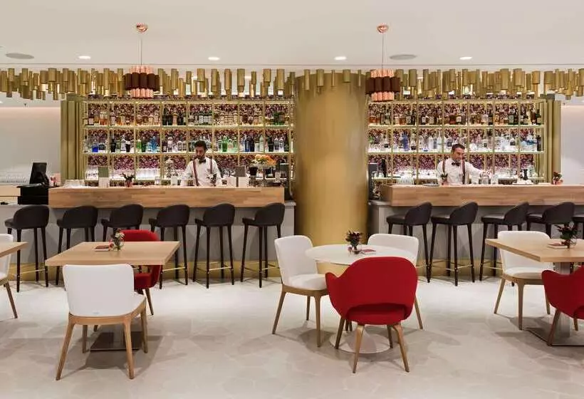 Отель NH Collection Madrid Eurobuilding