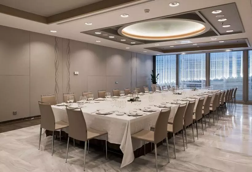 Отель NH Collection Madrid Eurobuilding