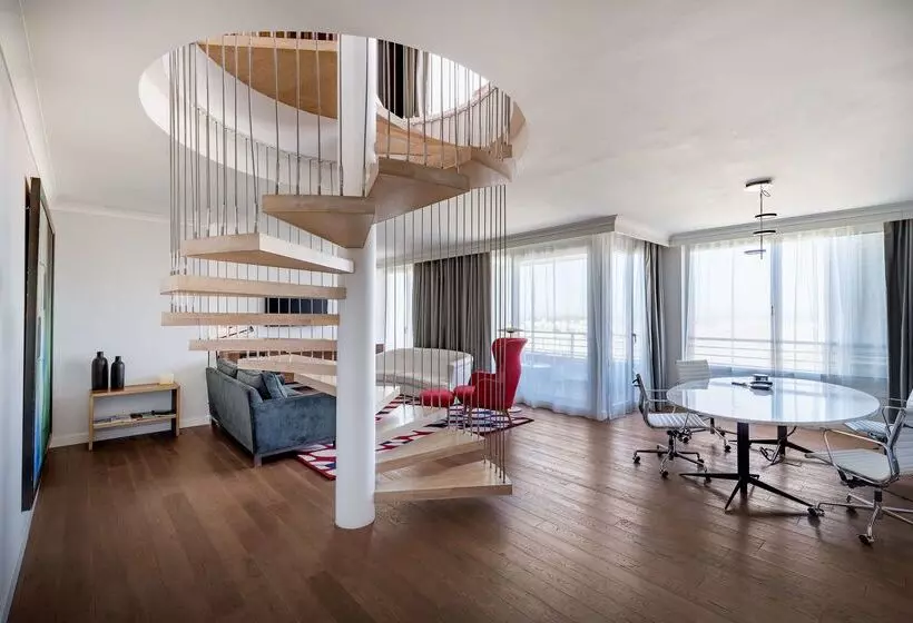 Отель NH Collection Madrid Eurobuilding