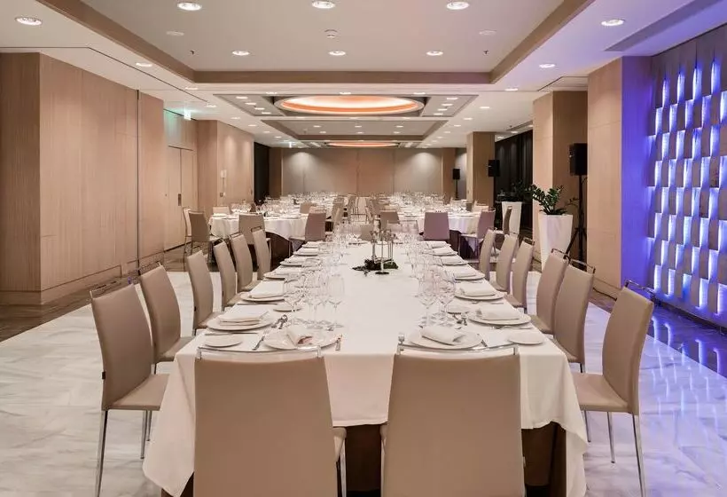 Отель NH Collection Madrid Eurobuilding