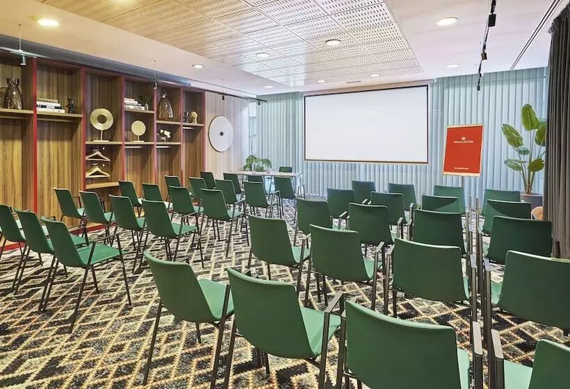 Отель NH Collection Madrid Eurobuilding