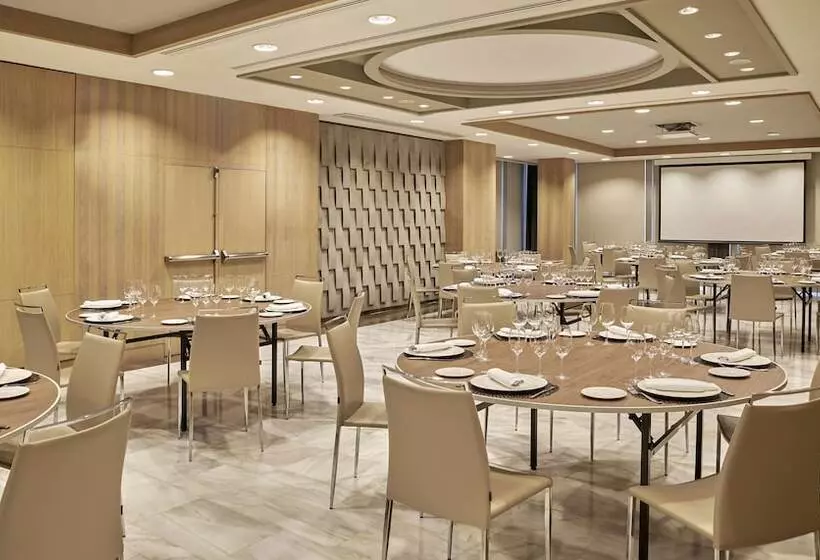 Отель NH Collection Madrid Eurobuilding