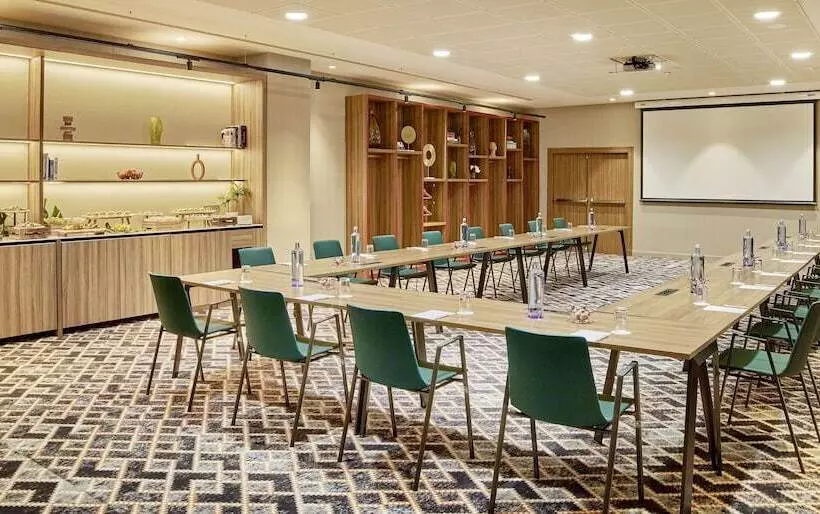 Отель NH Collection Madrid Eurobuilding