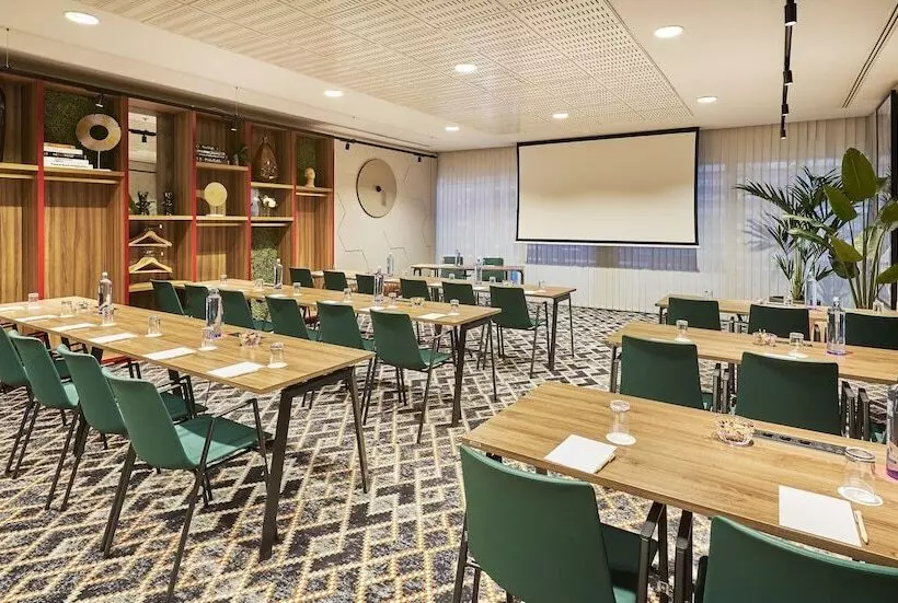 Отель NH Collection Madrid Eurobuilding