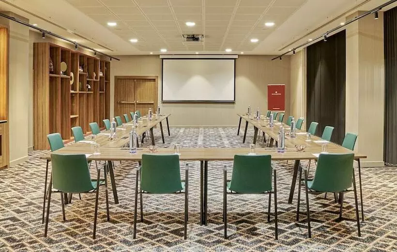 Отель NH Collection Madrid Eurobuilding