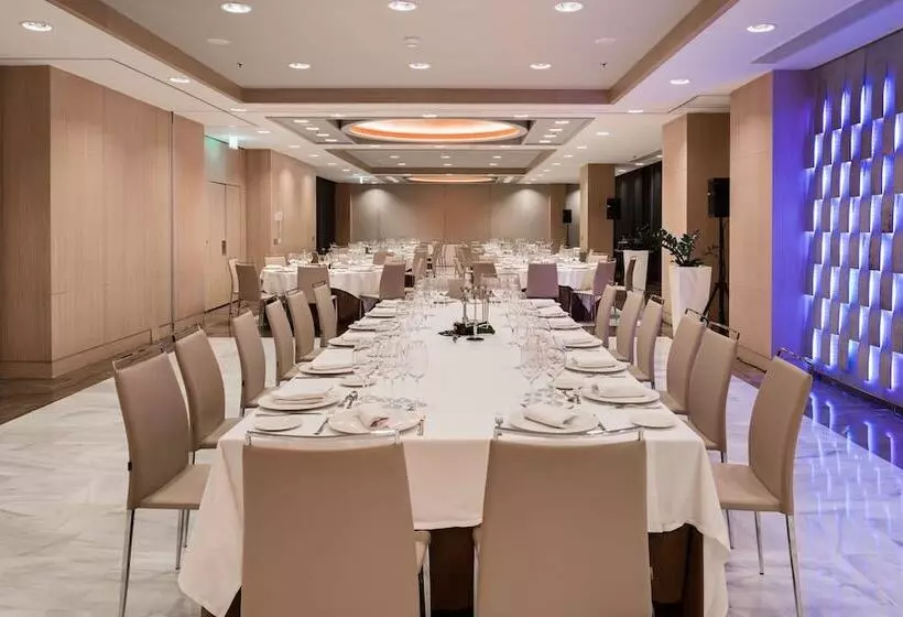 Отель NH Collection Madrid Eurobuilding