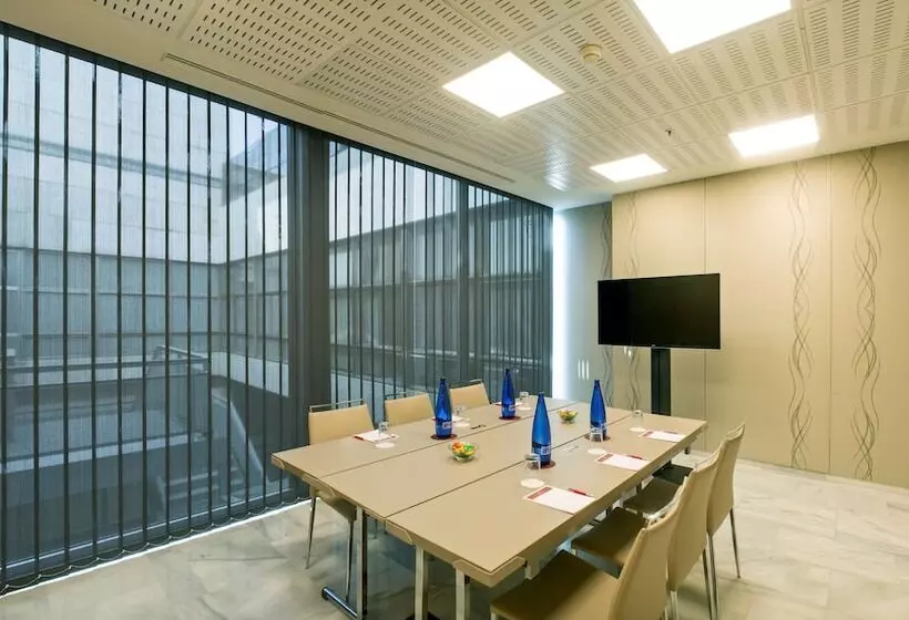 Отель NH Collection Madrid Eurobuilding