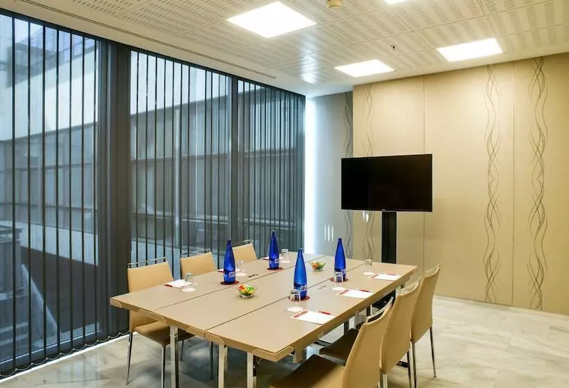 Отель NH Collection Madrid Eurobuilding